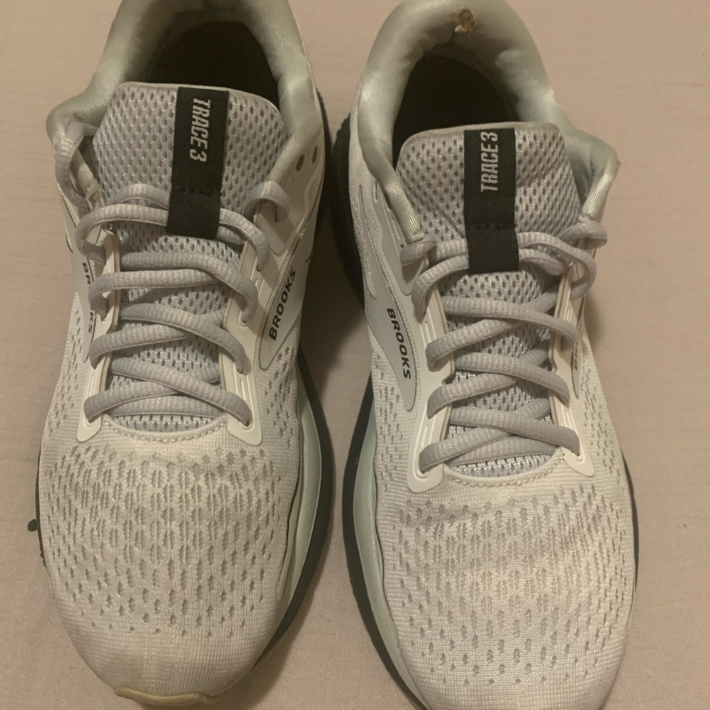 Brooks women’s Trace 3 Athletic Shoes - White and Black